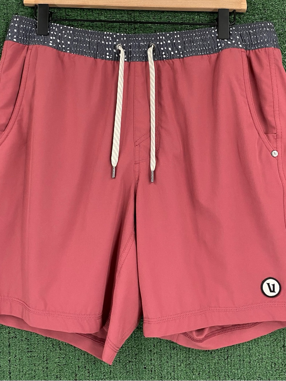 Vuori Kore Performance Saltwater Red Lined Shorts Men’s Size Large